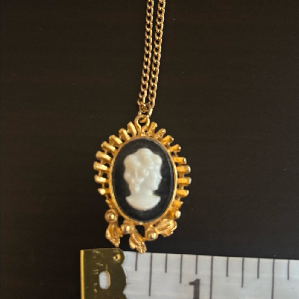 Cameo Necklace - Vintage - Picture 3 of 6